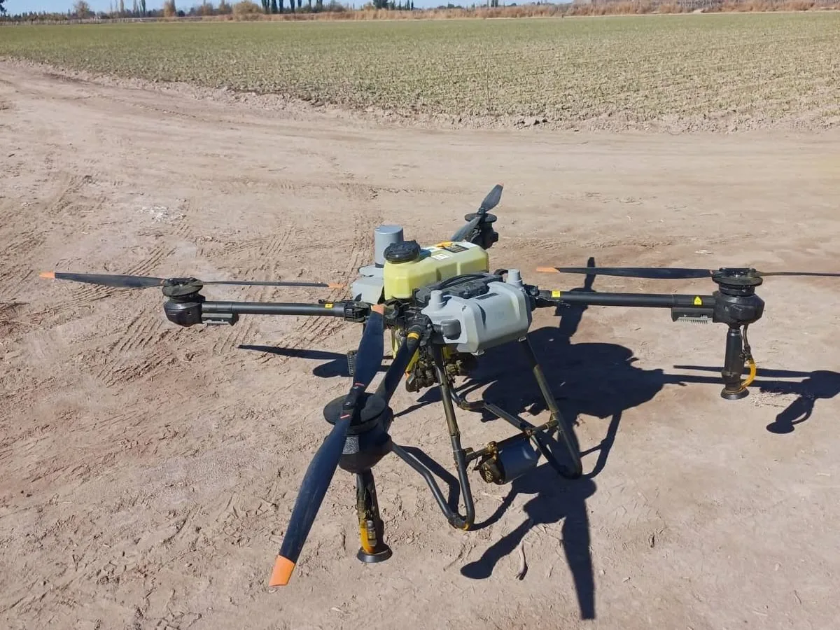 DJI Agras T25P preparado para operar en un lote de Mendoza